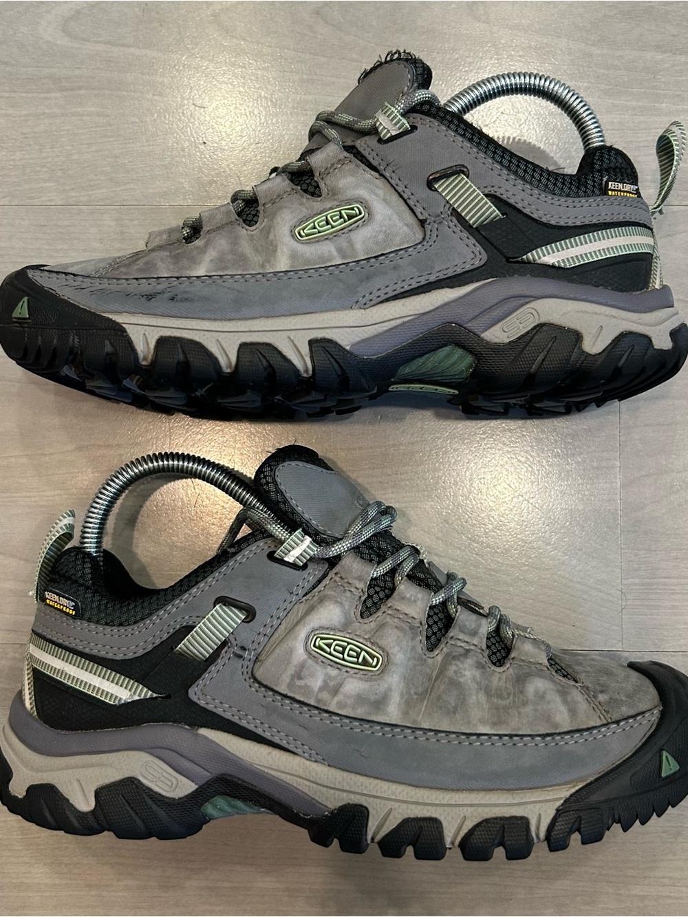 Keen Targhee III Hiking Shoes Wmn Size 7 Gray Trail Low Lace Toggle Grip 1018155